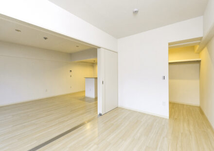 名古屋市西区の3階建て賃貸マンション併用住宅の賃貸部分のリビングダイニングと繋げて使える洋室はウォークインクローゼット付き