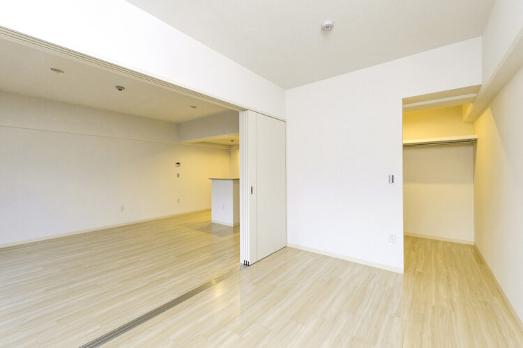 名古屋市西区の3階建て賃貸マンション併用住宅の賃貸部分のリビングダイニングと繋げて使える洋室はウォークインクローゼット付き