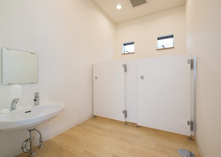 名古屋市北区の保育園の天井の高いかぎのかかる扉の付いた幼児用トイレ