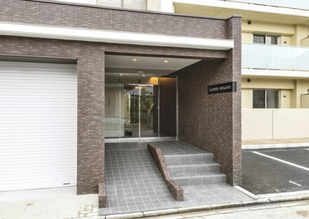 名古屋市西区の落ち着いた色合いの高級感ある3階建て賃貸マンション併用住宅エントランス