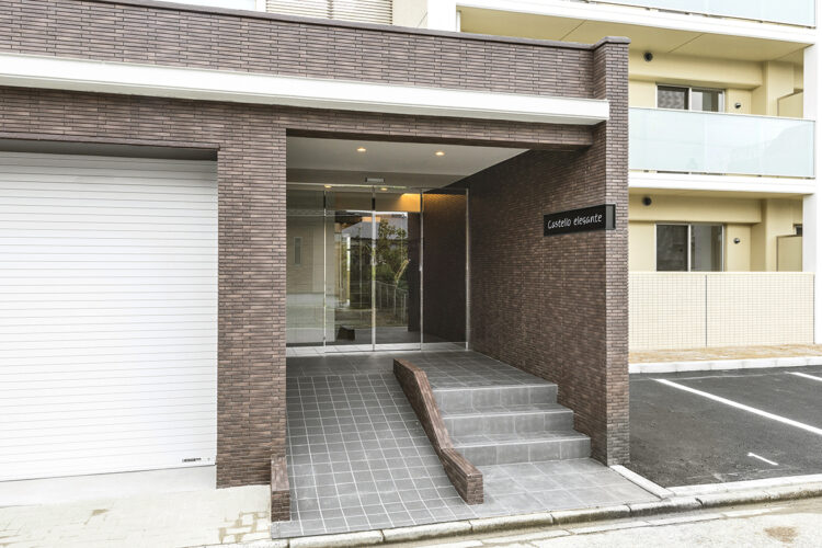 名古屋市西区の落ち着いた色合いの高級感ある3階建て賃貸マンション併用住宅エントランス