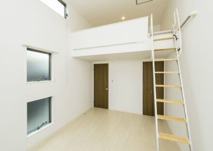 名古屋市緑区の賃貸アパートのロフト付きの窓がおしゃれな洋室写真