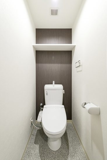 名古屋市名東区の賃貸マンションの棚付きのシンプルなトイレ