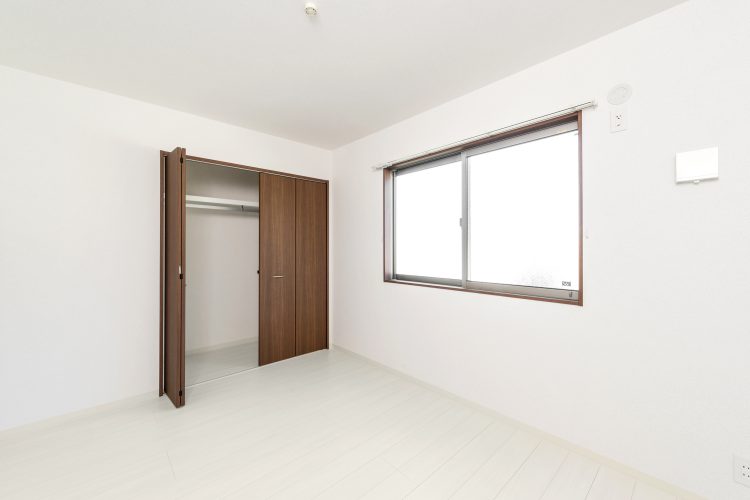 名古屋市中川区の戸建賃貸住宅のハンガーパイプの付いたクローゼット付洋室
