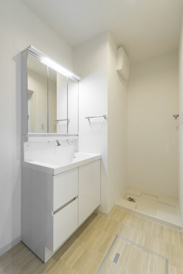 愛知県日進市のメゾネット賃貸アパートの清潔感ある白色の洗面室