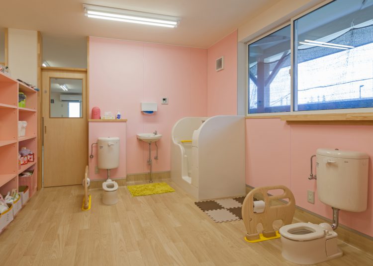 名古屋市緑区の保育施設のピンク色の幼児用トイレ