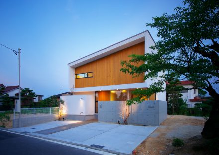 名古屋市守山区の注文住宅のライトに照らされた外観