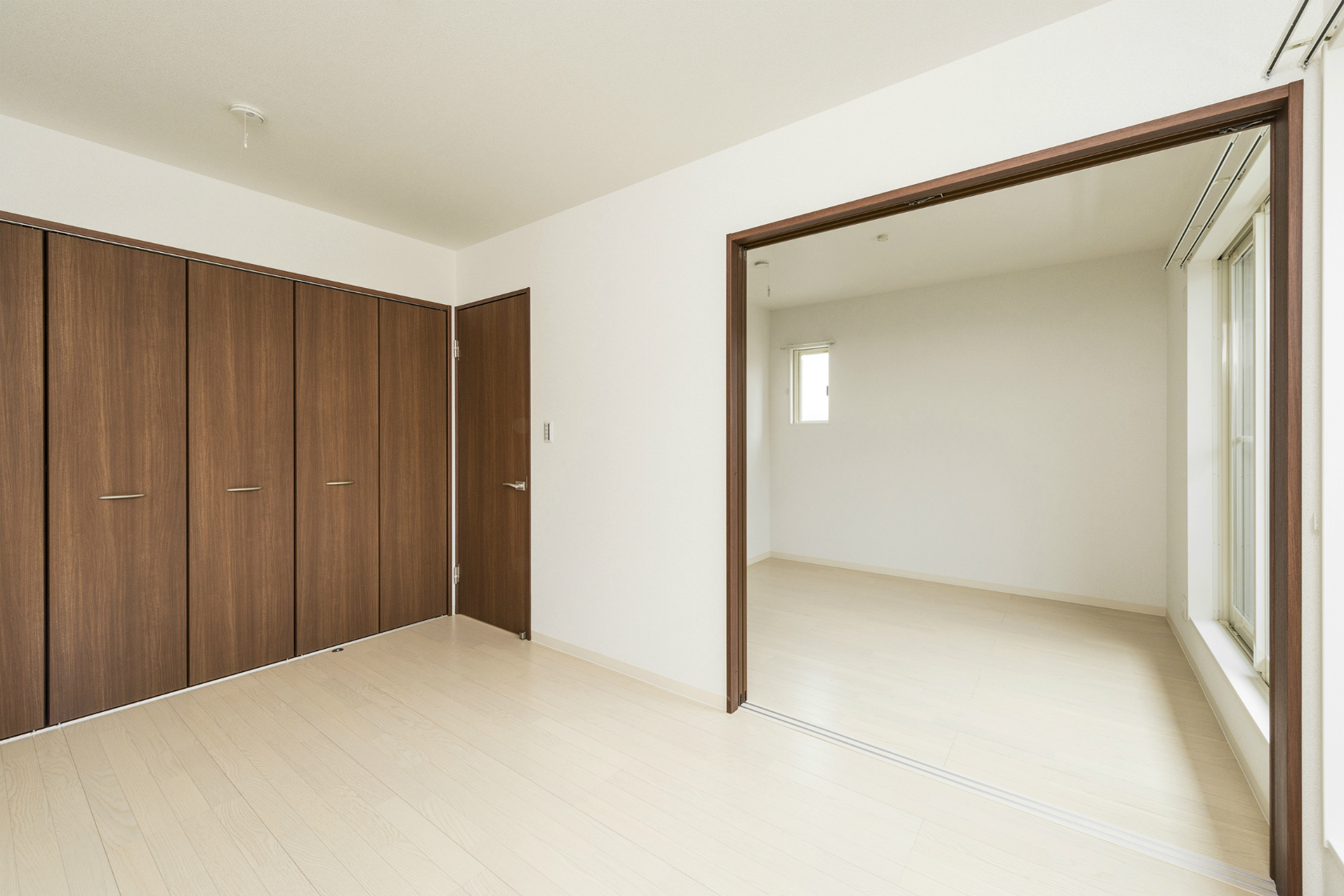 愛知県豊田市の戸建賃貸のつなげて使える収納付き洋室
