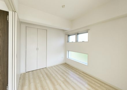 名古屋市名東区の賃貸マンションの白を基調とした収納付き洋室