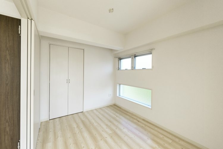名古屋市名東区の賃貸マンションの白を基調とした収納付き洋室