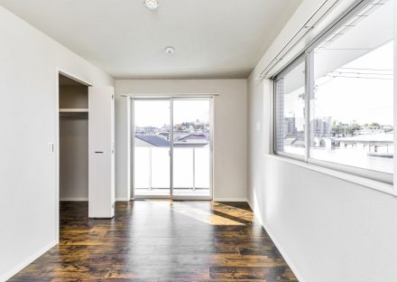 名古屋市名東区の賃貸マンションの色目の濃いフローリングのウォークインクローゼット付き洋室