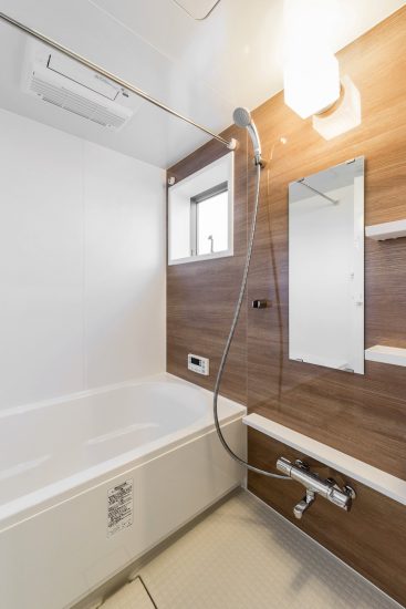 名古屋市中川区の戸建賃貸住宅の窓付きゆとりサイズの木目模様の浴室