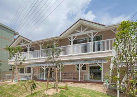 名古屋市緑区の約140坪の土地の緑が多いピンクの外観デザインの保育園