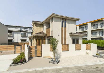 名古屋市名東区の注文住宅のナチュラルカラーの外観と植栽