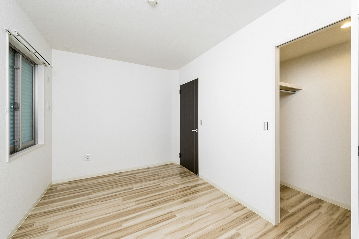 名古屋市名東区の3階建て賃貸マンションのウォークインクローゼット付きの洋室