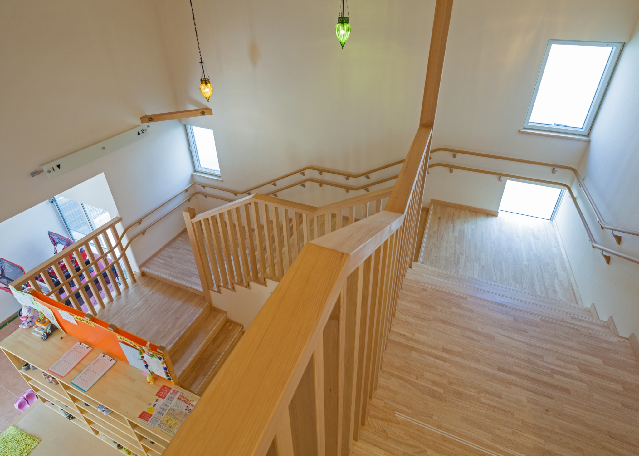 名古屋市緑区の保育施設の2段の手すりの付いた階段室