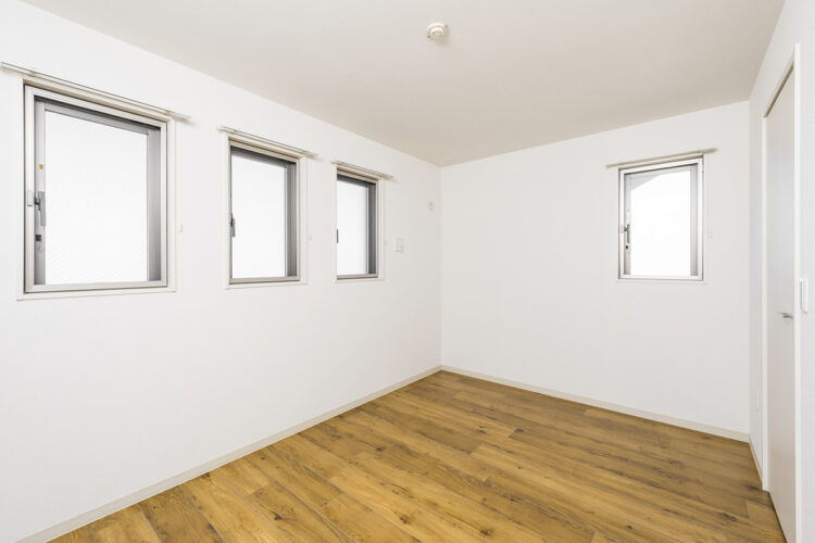 名古屋市名東区の3階建て賃貸マンションの窓の多い北側の洋室