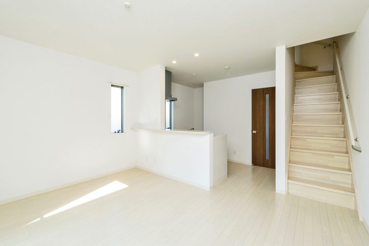 名古屋市中村区のメゾネットアパートのリビング階段のある白を基調にしたLDK