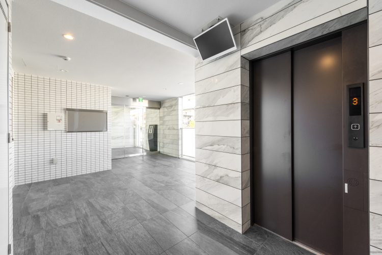 名古屋市名東区の賃貸マンションの壁や床が高級感を出すエレベーターホール