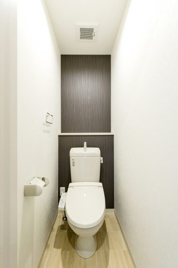 名古屋市中村区の戸建賃貸のアクセントクロスがおしゃれな棚付きのトイレ