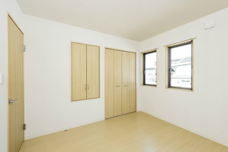 愛知県日進市のメゾネット賃貸の収納付きの洋室写真