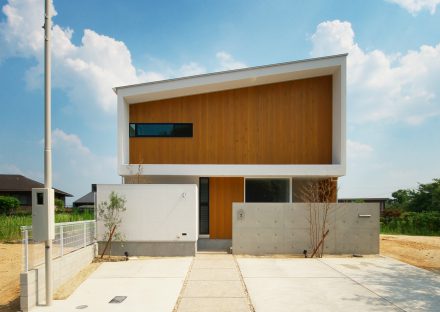 名古屋市守山区の注文住宅の袖壁やひさしの凹凸により陰影ある外観
