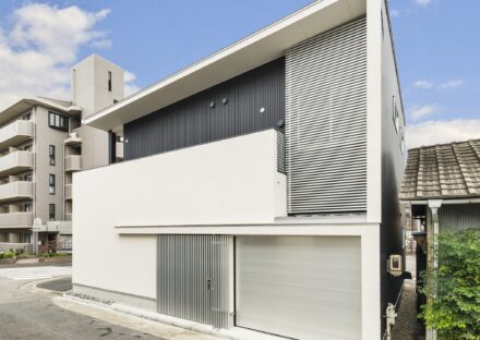 名古屋市千種区の注文住宅の直線で構成されたモノトーン配色と金属の光沢でカッコいい外観デザイン