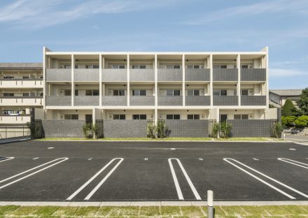名古屋市名東区の低層マンション(3階建)の緑が多い外構