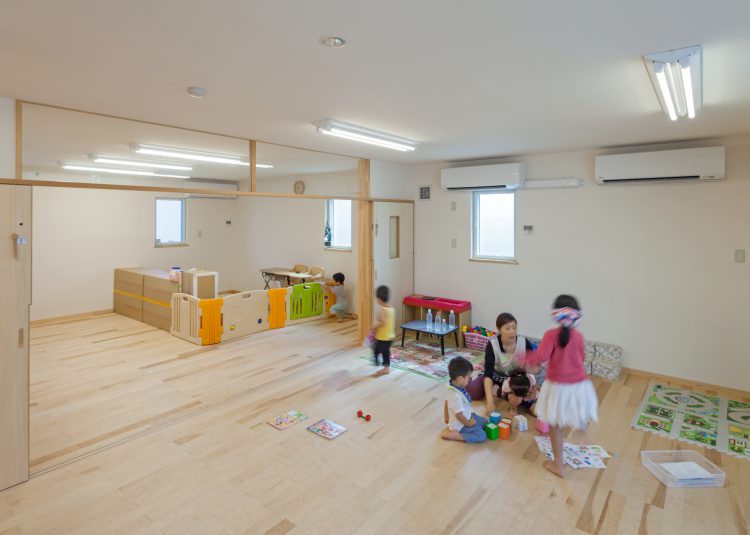 名古屋市緑区の保育施設の扉を開けると広く使える保育室