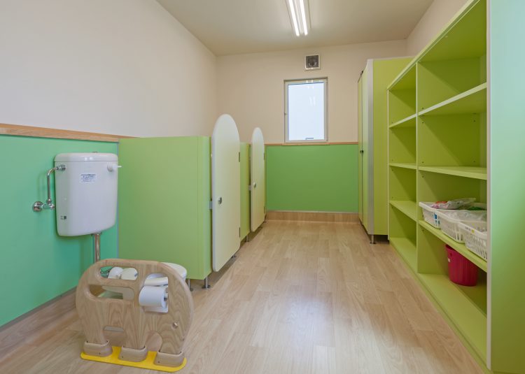 名古屋市緑区の保育施設の緑色の幼児用トイレ