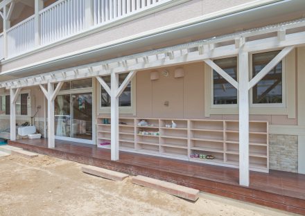 名古屋市緑区の保育施設の靴箱の付いたテラス