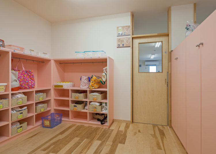 名古屋市緑区の保育施設のピンク色の棚のある保育室前室