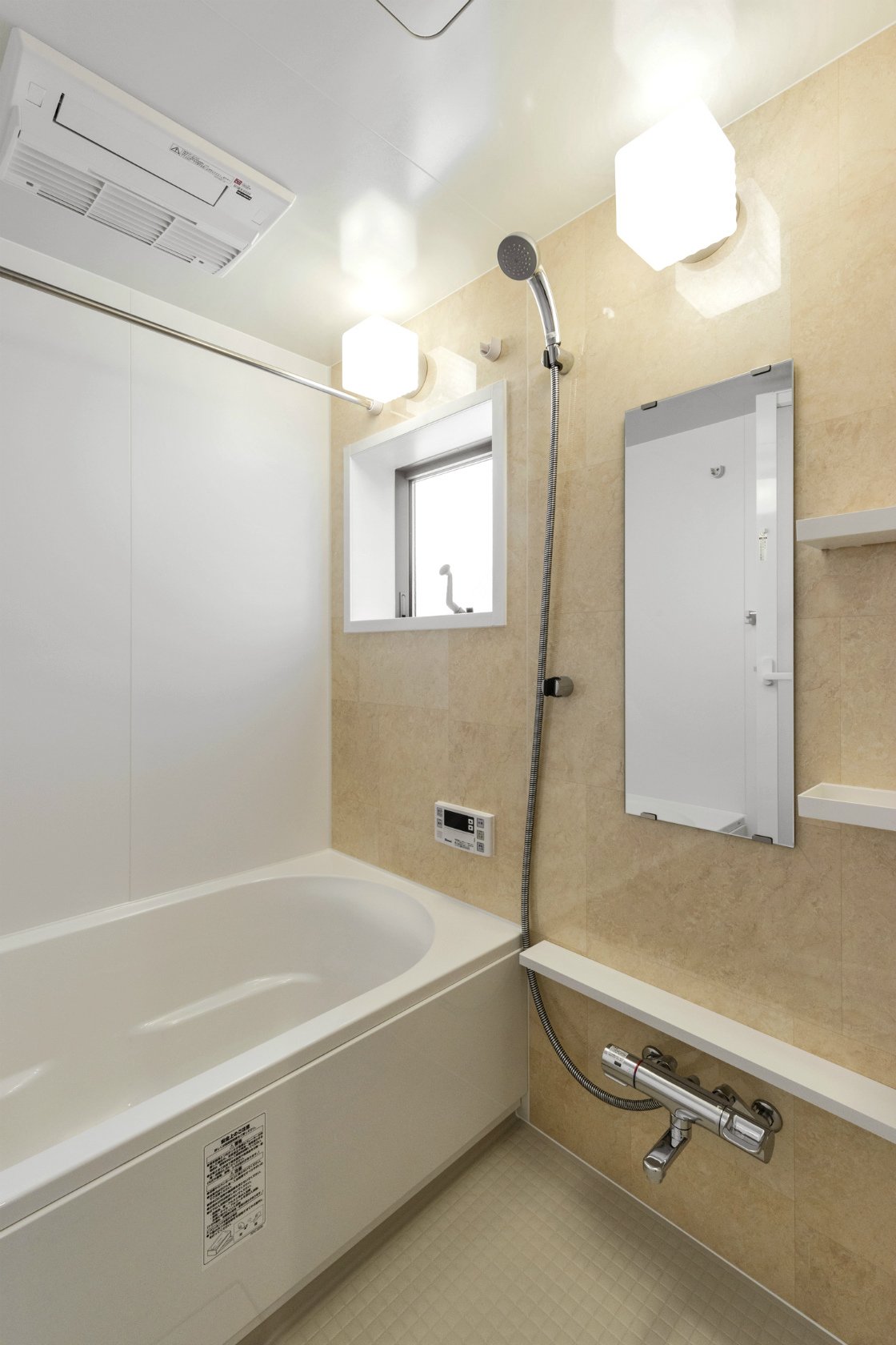 名古屋市北区のメゾネット賃貸アパートのナチュラルテイストのゆったりとした浴室