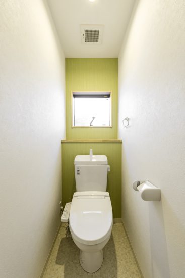 名古屋市中川区の戸建賃貸住宅の緑のアクセントクロスがおしゃれな窓＆棚付きトイレ