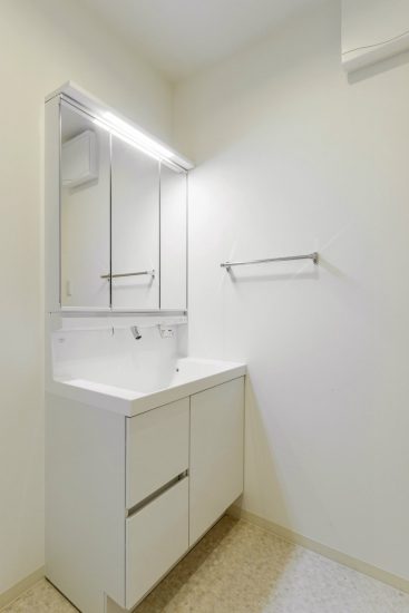 名古屋市北区のメゾネット賃貸アパートのタオル掛け付きの洗面室
