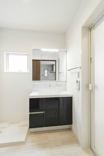 愛知県豊田市の賃貸戸建の窓付きのスタイリッシュな洗面室