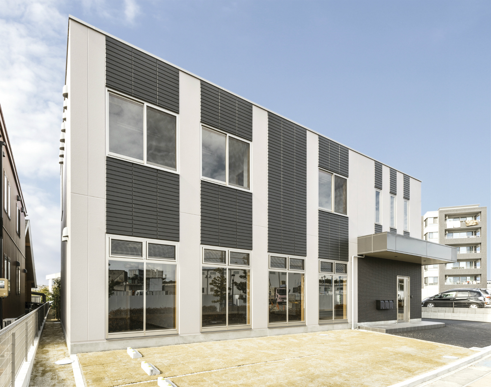 愛知県長久手市の事務所の建物外観＆駐車場