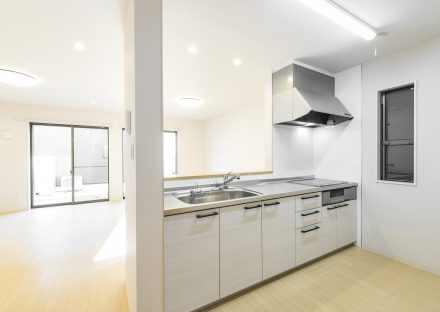 名古屋市天白区の賃貸マンションの明るいIHのオープンキッチン