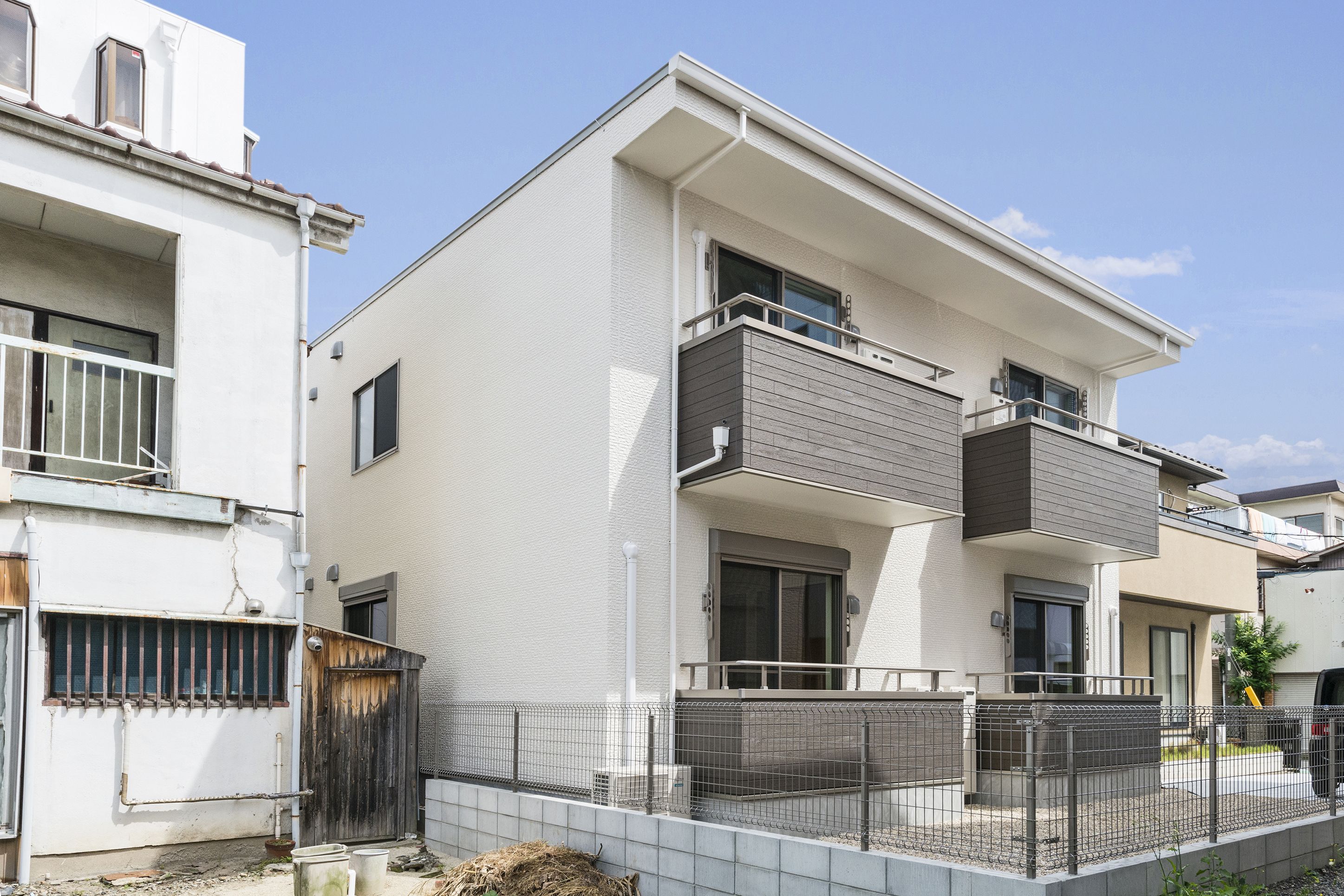 名古屋市南区の賃貸アパートのベランダのある建物裏側