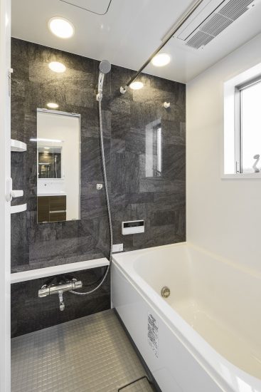 名古屋市南区の賃貸アパートのアクセントカラーがブラックの落ち着いた浴室