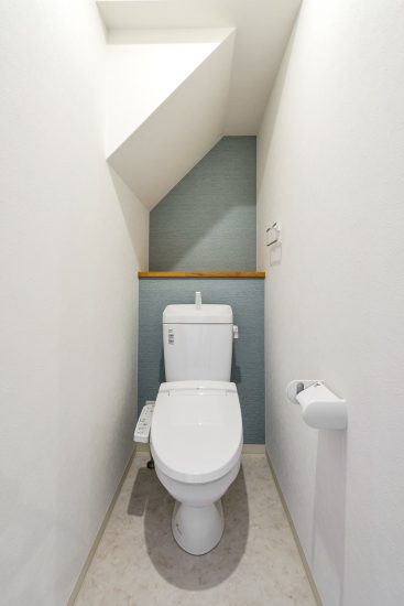 名古屋市中川区の青緑のアクセントカラーがおしゃれなトイレ