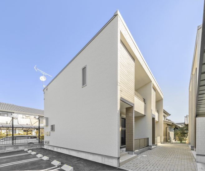 名古屋市中川区の戸建賃貸の駐車場とナチュラルカラーの戸建住宅外観デザイン