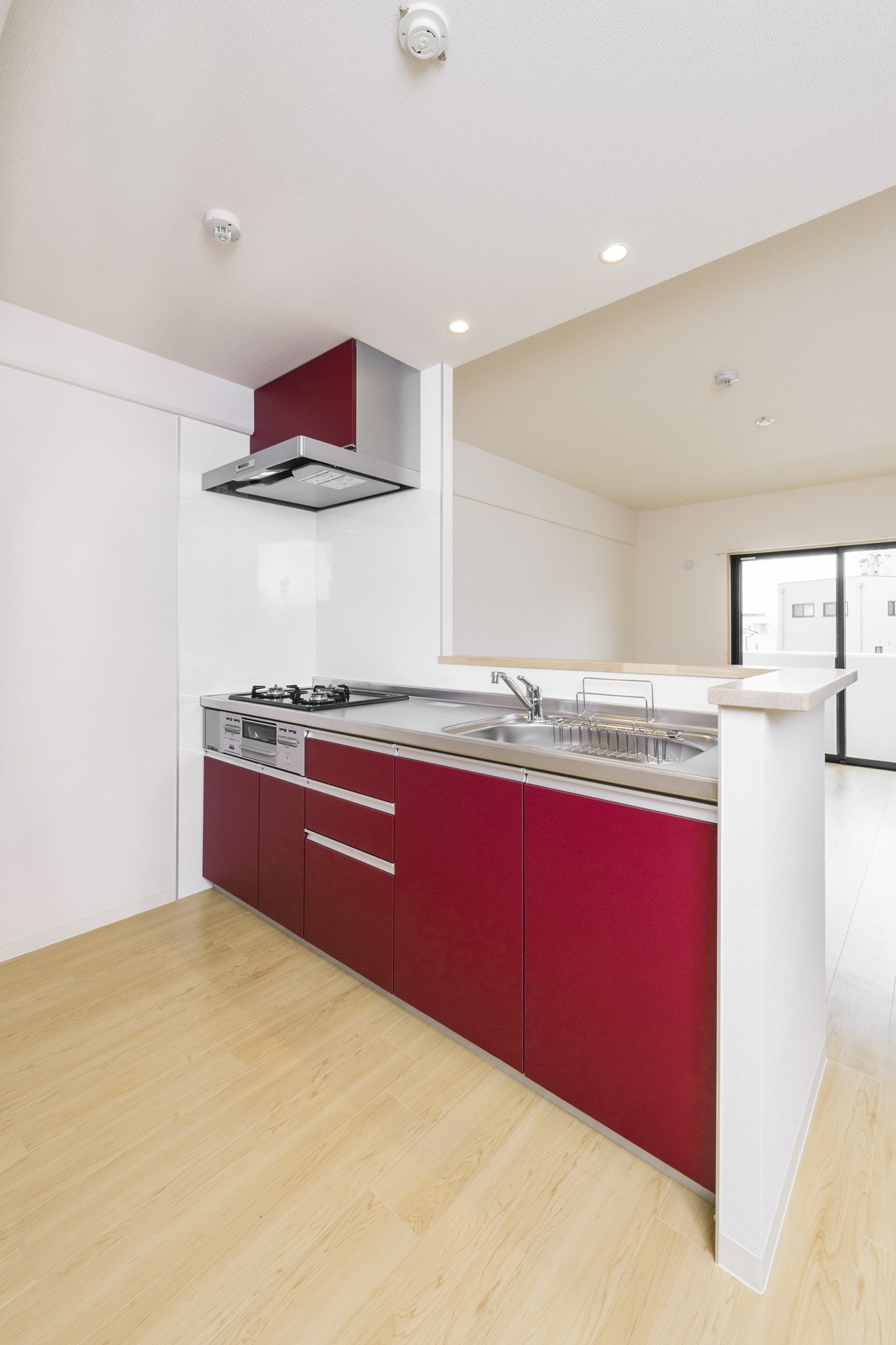 名古屋市名東区の賃貸マンションの鮮やかな赤色のオープンキッチン