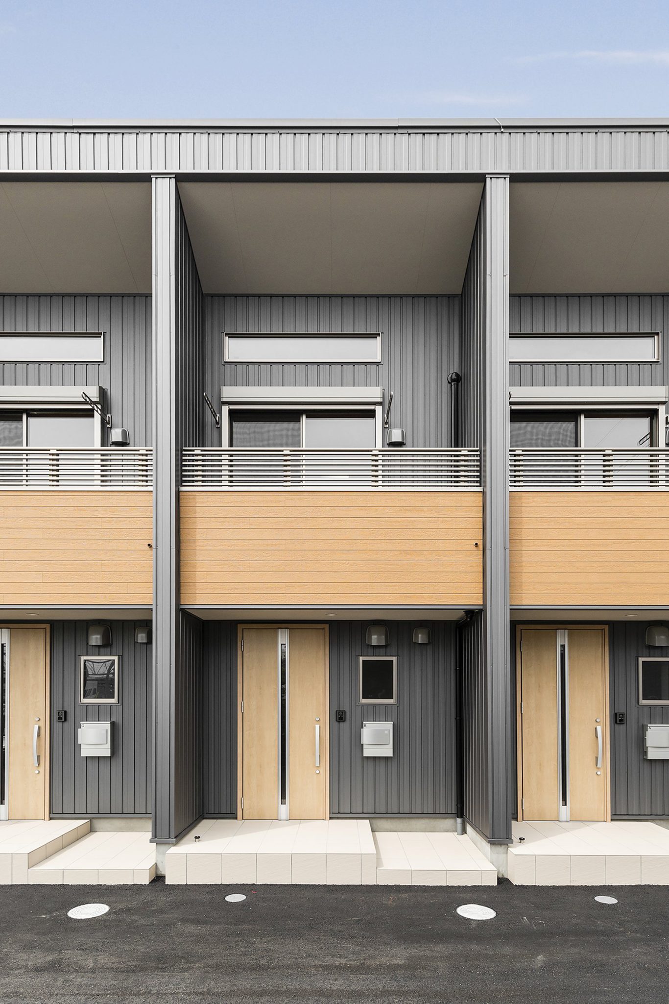 愛知県豊田市のメゾネット賃貸アパートのベランダと玄関ドアのアクセントカラーがとなる外観デザイン
