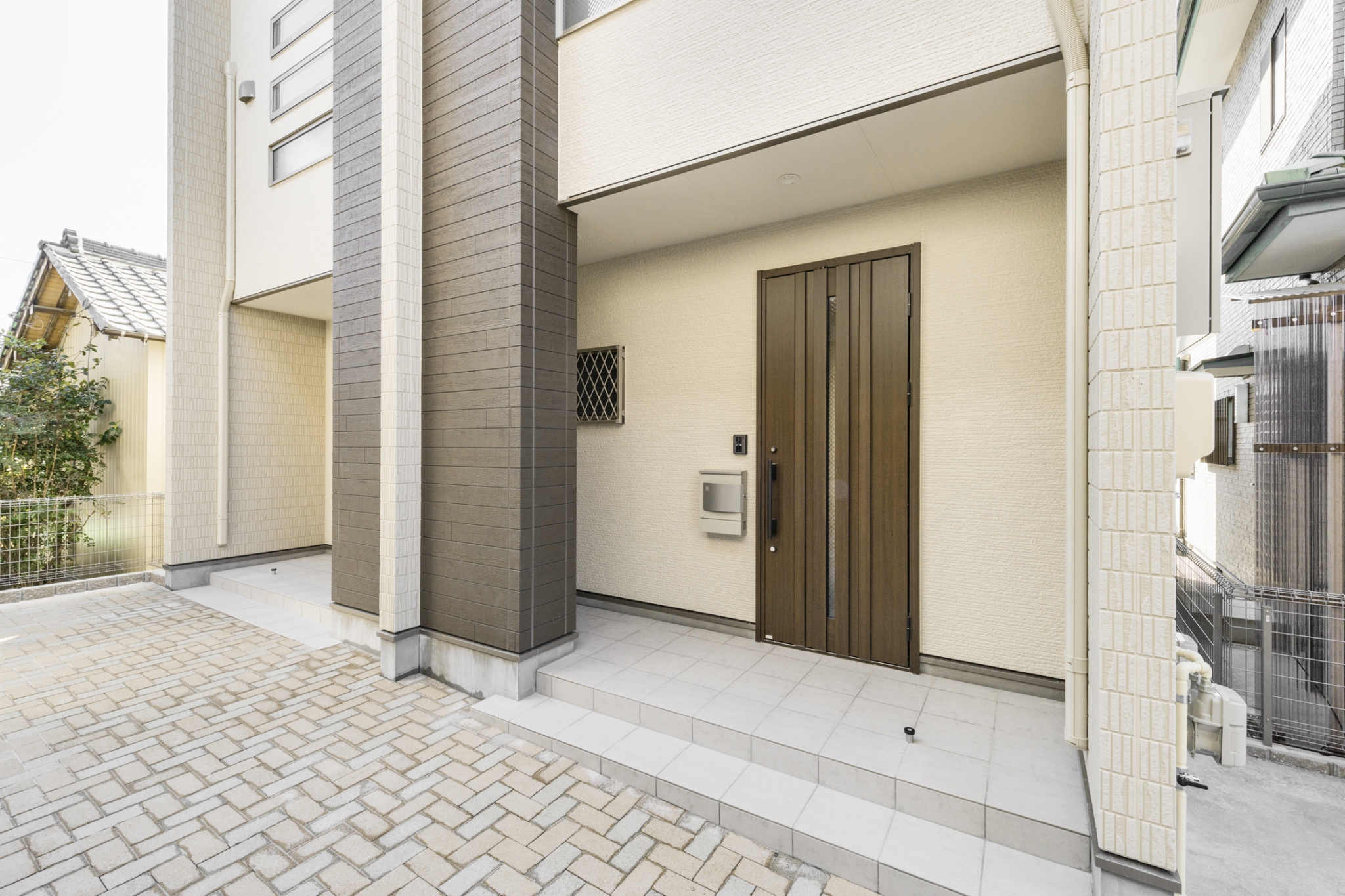 名古屋市中川区の戸建賃貸住宅のスリットの入った玄関ドア