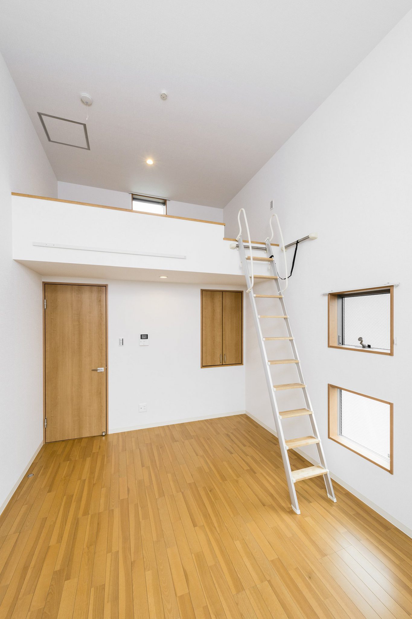 愛知県豊田市のメゾネット賃貸アパートの明るい窓付きのロフトのある洋室