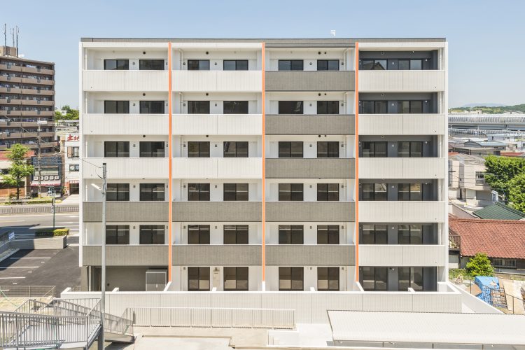 名古屋市名東区の賃貸マンションのオレンジの縦ラインがアクセントの外観デザイン