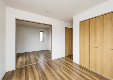 名古屋市名東区の戸建賃貸の木目の濃いクローゼット付2階洋室