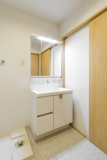 名古屋市中川区の戸建賃貸住宅のナチュラルカラーのシンプルな洗面室