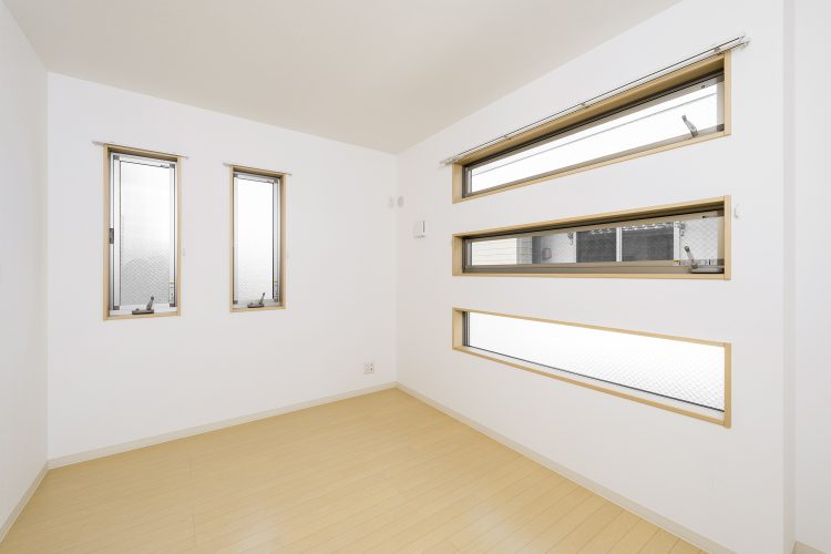 名古屋市中川区の戸建賃貸住宅の5つの窓がる明るい洋室